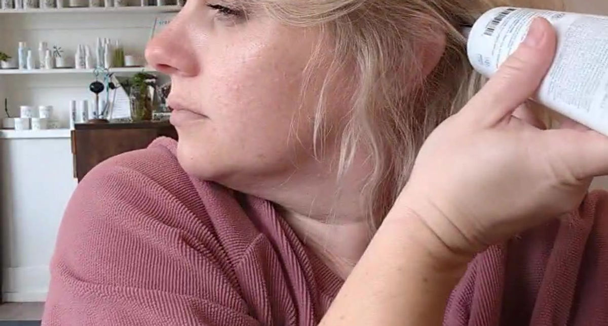 Applying pre-shampoo Scalp Mask